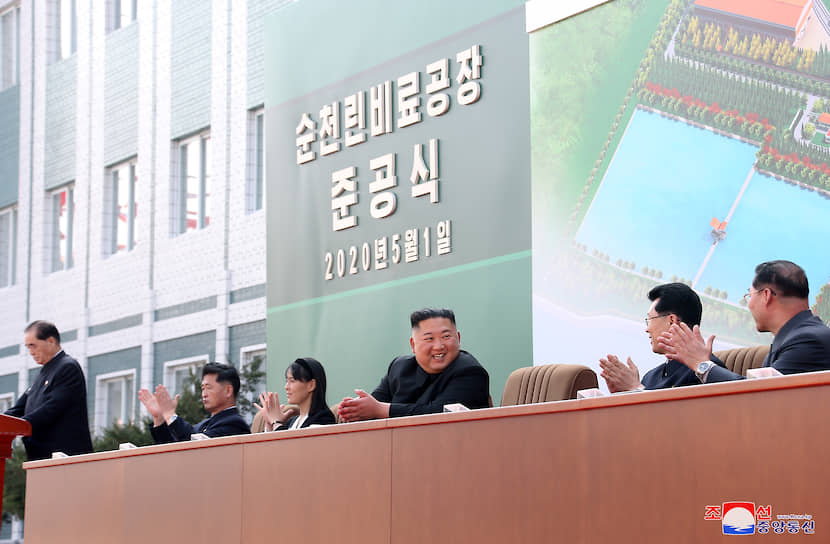 Северокорейский лидер Ким Чен Ын (третий справа)