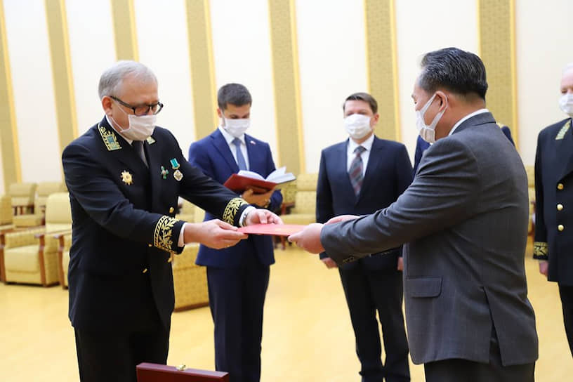 Посол России в КНДР Александр Мацегора передает медаль министру иностранных дел КНДР Ли Сон Гвону