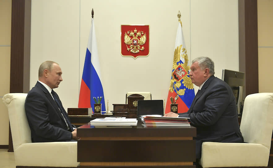 Президент России Владимир Путин (слева) и глава «Роснефти» Игорь Сечин