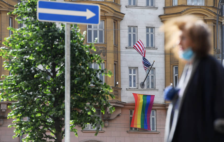 Радужный флаг на здании посольства США в Москве