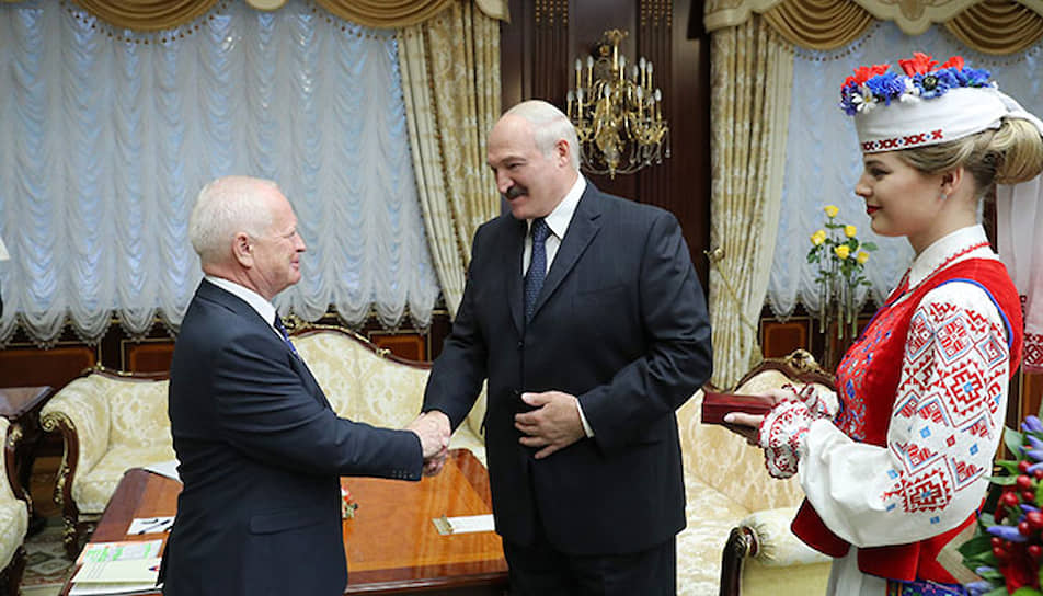 Посол Словакии Йозеф Мигаш (слева) и президент Белоруссии Александр Лукашенко