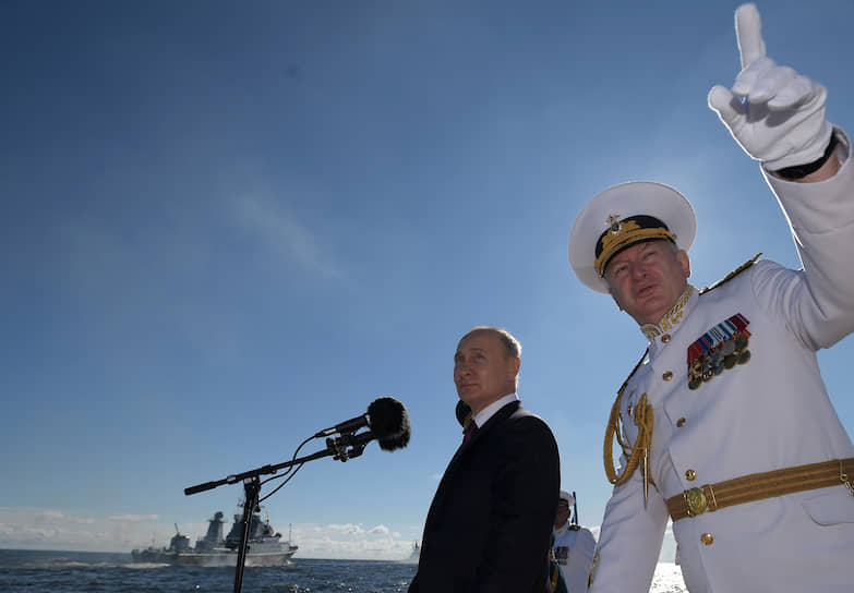 Президент России Владимир Путин и главком ВМФ Николай Евменов
