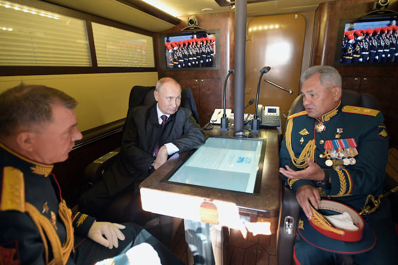 Президент России Владимир Путин (в центре) и министр обороны России Сергей Шойгу (справа)