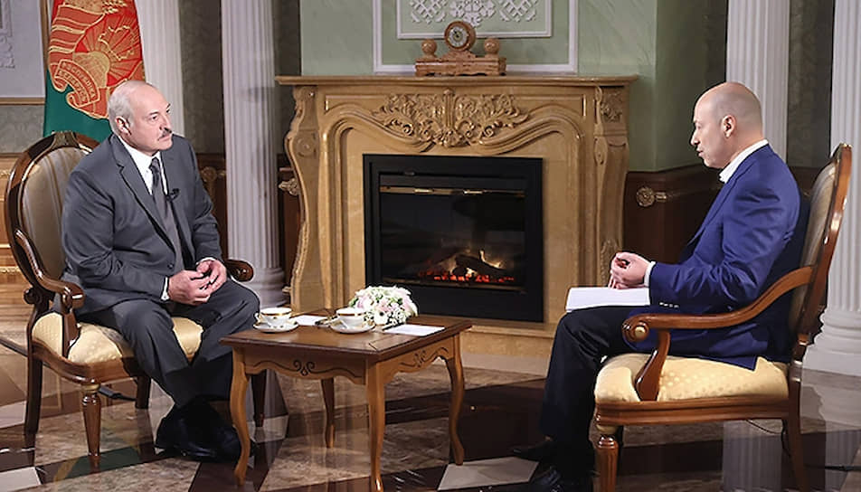 Президент Белоруссии Александр Лукашенко (слева) и украинский журналист Дмитрий Гордон