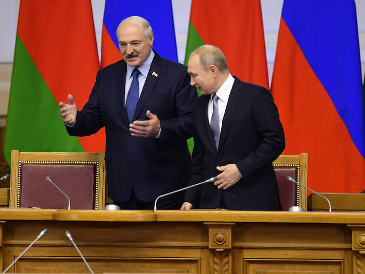 Президенты Белоруссии и России Александр Лукашенко (слева) и Владимир Путин