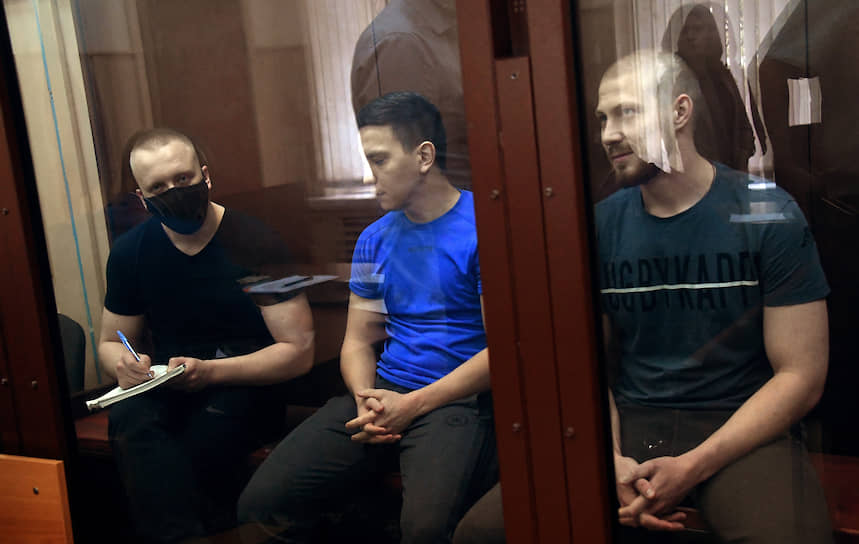 Справа налево: бывшие полицейские Максим Уметбаев, Акбар Сергалиев и Роман Феофанов 