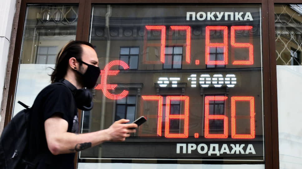 Доллар превысил 77 рублей впервые с апреля