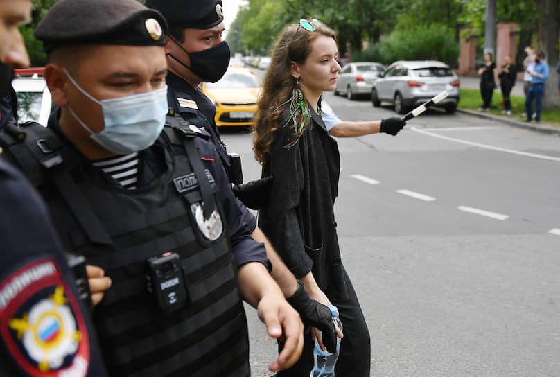 Виктория Феофанова (справа) во время задержания 