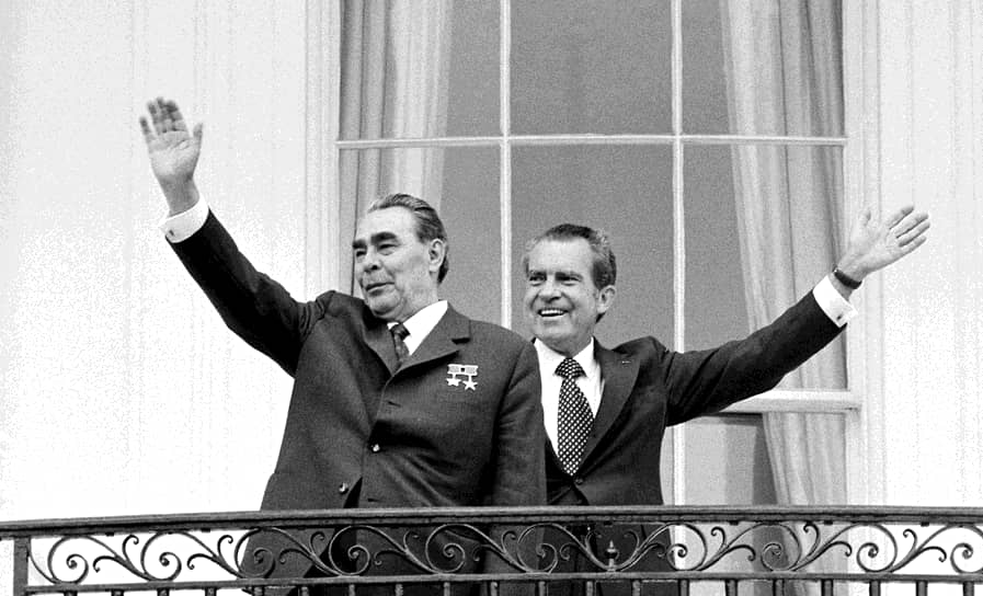 Генсек ЦК КПСС Леонид Брежнев и президент США Ричард Никсон на балконе Белого дома в Вашингтоне (1973 год)