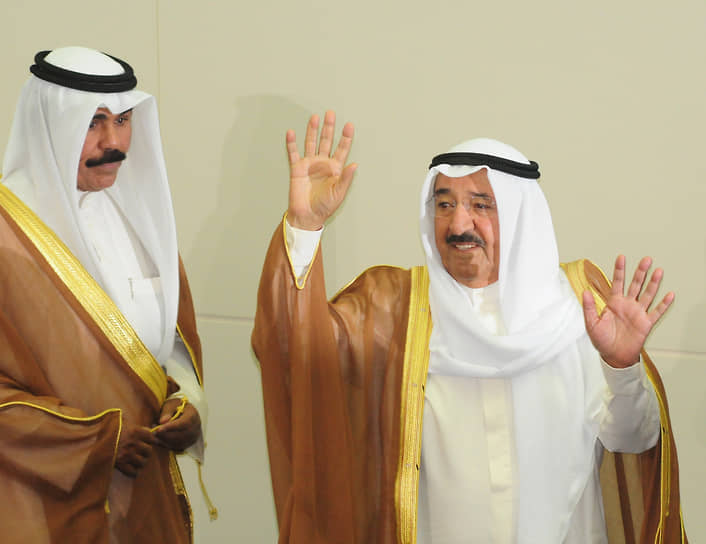 Наследный принц Кувейта Наваф аль-Ахмед аль-Джабер ас-Сабах (слева) и эмир Сабах аль-Ахмед аль-Джабер ас-Сабах в 2011 году