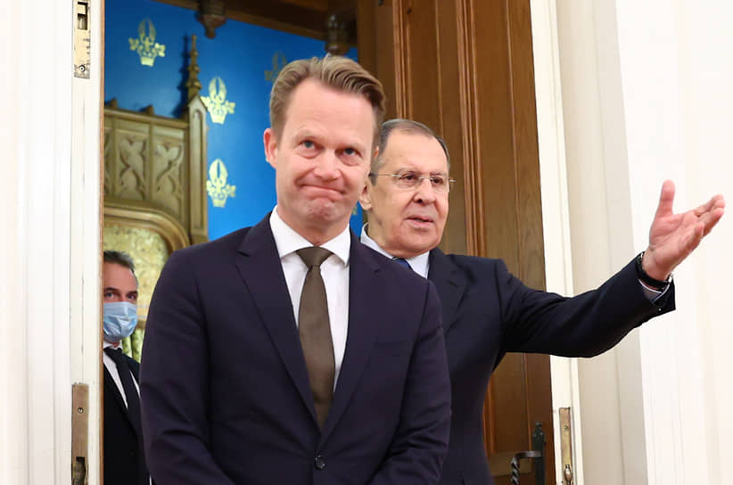 Министры иностранных дел Дании и России Йеппе Кофод (слева) и Сергей Лавров
