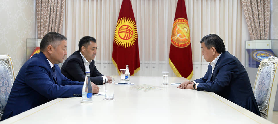 Президент Киргизии Сооронбай Жээнбеков (справа), на встрече со спикером парламента Канатом Исаевым (крайний слева) и премьер-министром Садыром Жапаровым