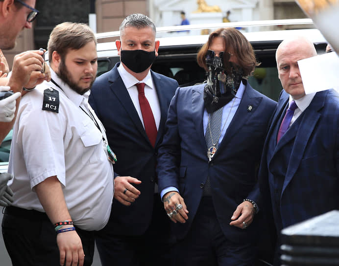Американский актер Джонни Депп (второй справа) прибывает на заседание Высокого суда Лондона 24 июля 2020 года