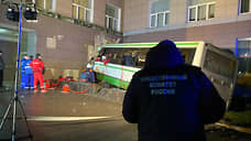 В Великом Новгороде автобус врезался в здание университета, есть погибший