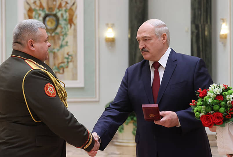 Начальник Департамента транспортного обеспечения Министерства обороны Белоруссии Юрий Шаплавский и президент Белоруссии Александр Лукашенко