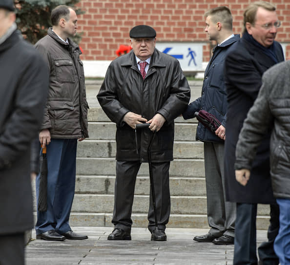Михаил Горбачев (в центре) в 2017 году