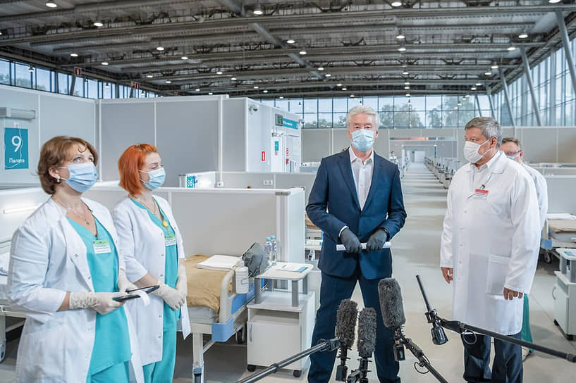 Мэр Москвы Сергей Собянин 5 октября 2020 года во время открытия временного госпиталя для больных COVID-19