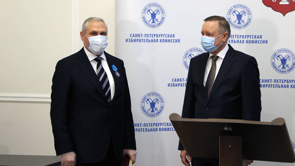 Губернатор Александр Беглов (справа) вручает главе избирательной комиссии Санкт-Петербурга Виктору Миненко орден Почета