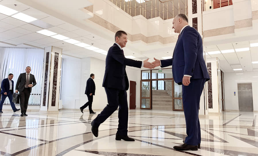 Президент Молдавии Игорь Додон (справа) с заместителем руководителя администрации президента России Дмитрием Козаком