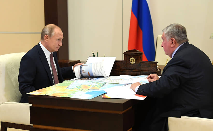 Президент России Владимир Путин (слева) и главный исполнительный директор, председателй правления ПАО «НК «Роснефть» Игорь Сечин