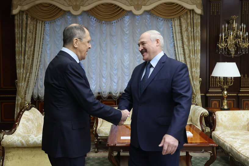 Министр иностранных дел России Сергей Лавров (слева) и президент Белоруссии Александр Лукашенко