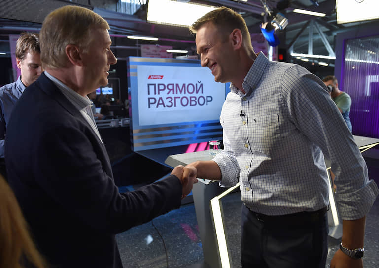 Анатолий Чубайс (слева) и Алексей Навальный перед дебатами в 2015 году