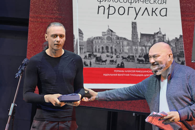 Писатель Михаил Елизаров (слева)