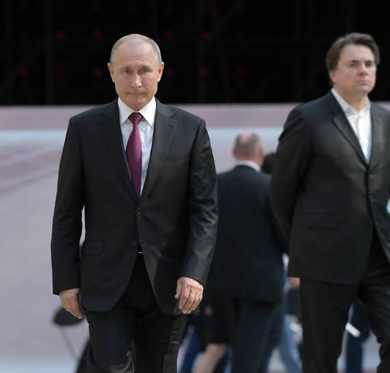 Президент России Владимир Путин (слева) и генеральный директор телекомпании «Первый канал» Константин Эрнст