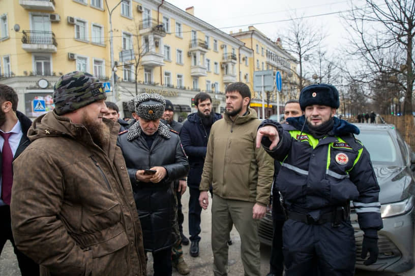 Глава Чечни Рамзан Кадыров (слева) на месте нападения на полицейских в Грозном