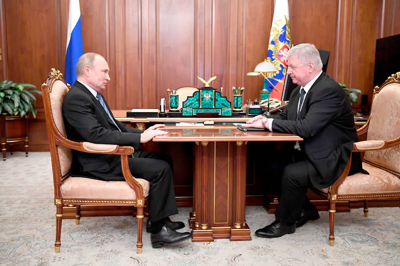 Президент России (слева) и глава Федерации независимых профсоюзов России Михаил Шмаков