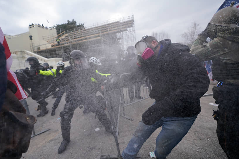 Для разгона протестующих полиция использовала слезоточивый газ
