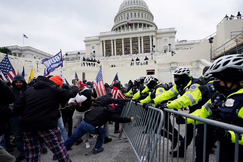 Сторонники Дональда Трампа окружили здание Капитолия, а затем прорвались в него