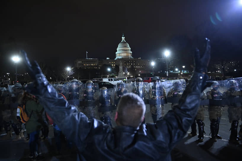 Противостояние сотрудников правоохранительных органов во время протестов в Вашингтоне против подтверждения результатов президентских выборов 