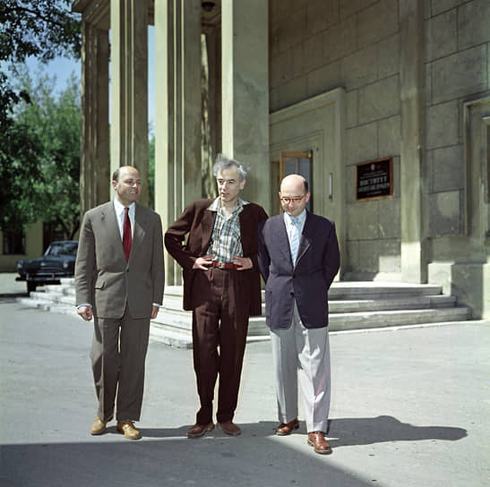 Слева направо: ученые-физики Исаак Халатников, Лев Ландау и Евгений Лифшиц (1959 г.)