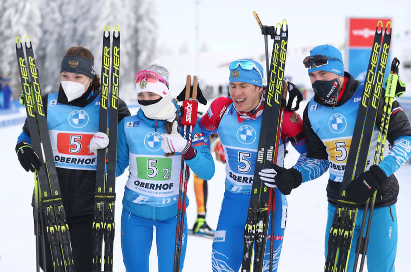 Слева направо: биатлонисты сборной России Ульяна Кайшева, Светлана Миронова, Эдуард Латыпов и Александр Логинов