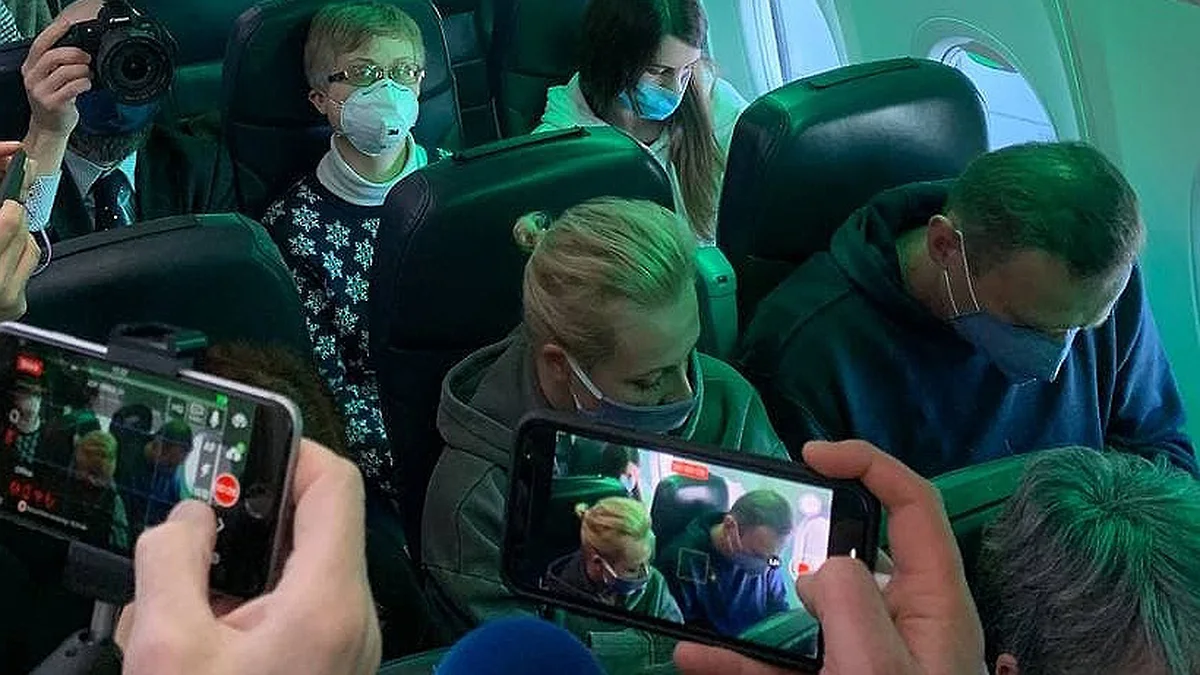 Глупый задержать. Навальный самолет Юля. Навальный с Юлей в самолете смотрят.