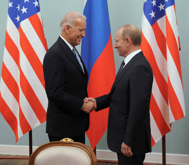 Занимавшие пост вице-президента США и председателя правительства России Джозеф Байден и Владимир Путин во время официальной встречи в Доме правительства РФ в 2011 году