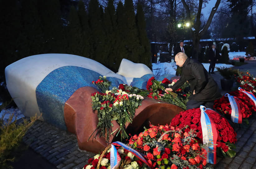 Владимир Путин на могиле Бориса Ельцина