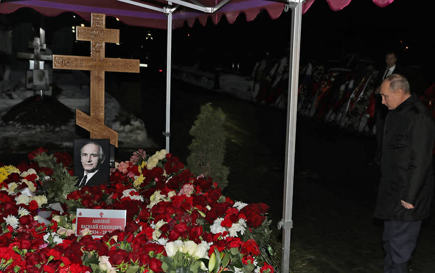 Владимир Путин на могиле Василия Ланового