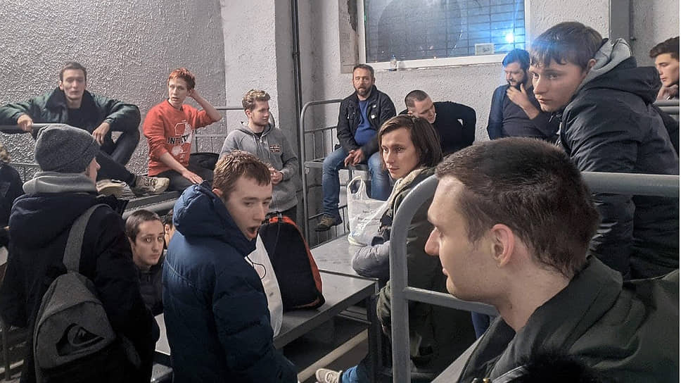 Задержанные после протестных митингов в Центре временного содержания иностранных граждан «Сахарово» Задержанные после протестных митингов в Центре временного содержания иностранных граждан «Сахарово»