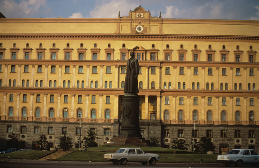 Памятник Феликсу Дзержинскому на Лубянской площади