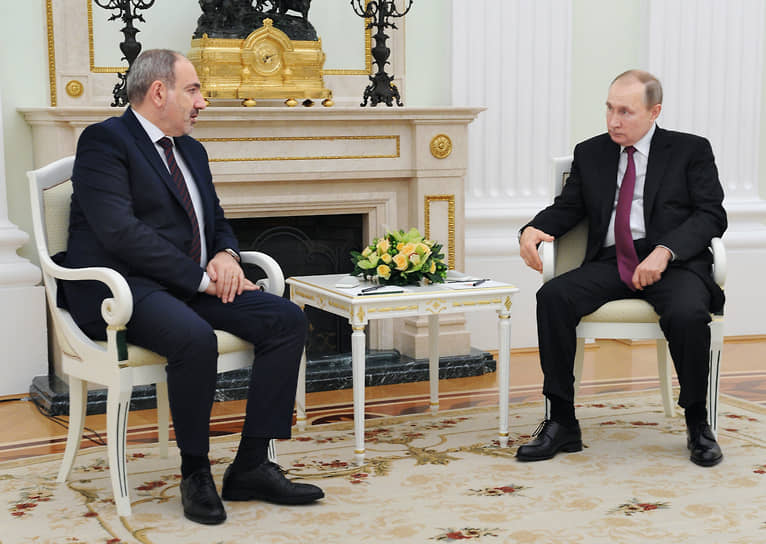 Премьер-министр Армении Никол Пашинян (слева) и президент России Владимир Путин во время переговоров в Кремле в январе 2021 года