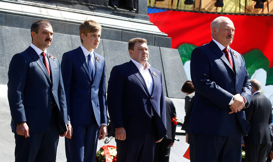 Александр Лукашенко и сыновья (слева направо): Виктор, Николай, Дмитрий