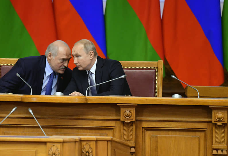 Президенты Белоруссии и России Александр Лукашенко (слева) и Владимир Путин в 2019 году