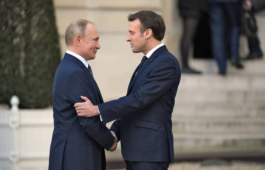 Президент России Владимир Путин (слева) и президент Франции Эмманюэль Макрон 