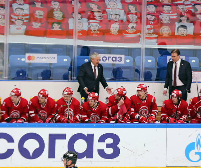 Хоккейный тренер Михаил Кравец (в центре)