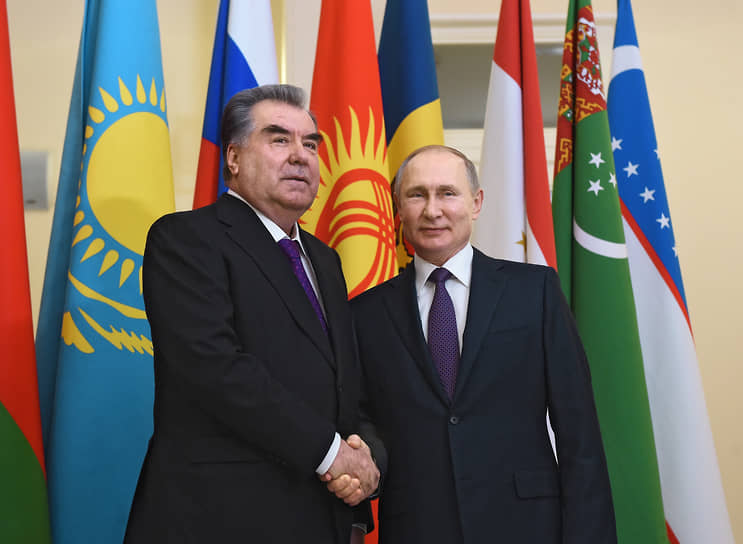 Президент России Владимир Путин (справа) и президент Таджикистана Эмомали Рахмон  во время встречи глав государств-участников Высшего Евразийского экономического совета в 2019 году