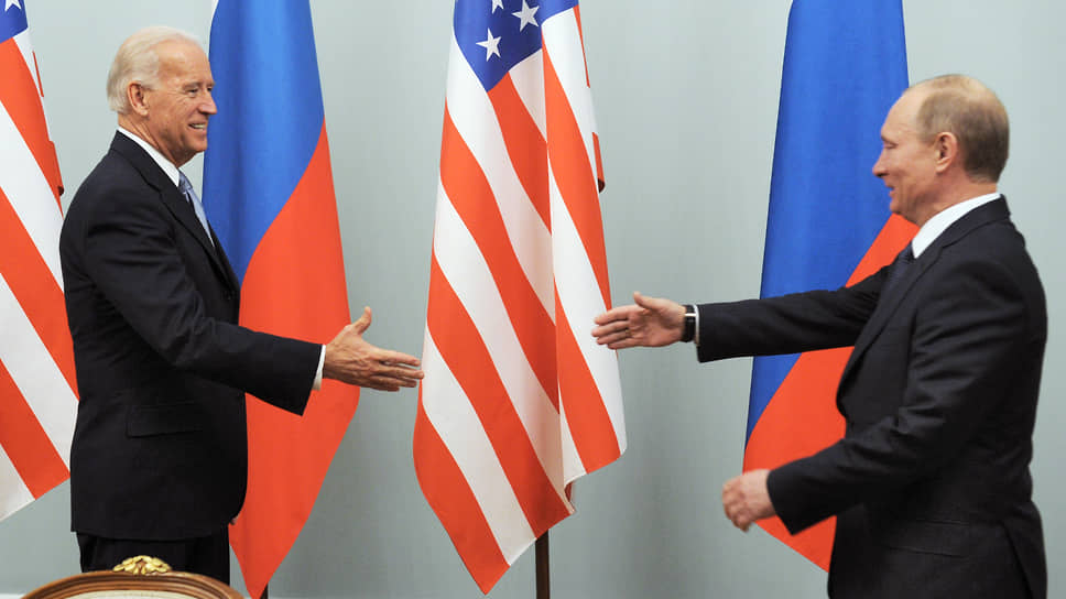Джо Байден (слева) и Владимир Путин (в 2011 году — вице-президент США и премьер-министр России)