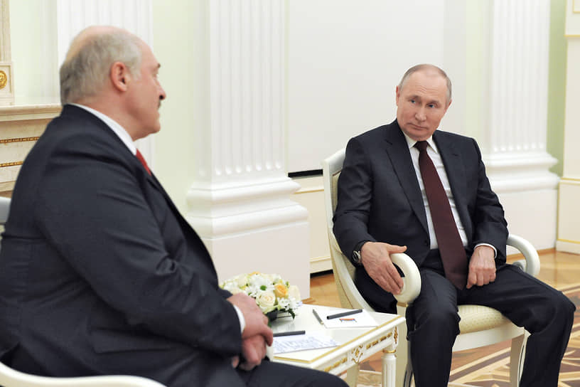 Президент России Владимир Путин (справа) и президент Республики Беларусь Александр Лукашенко во время апрельского визита в Москву