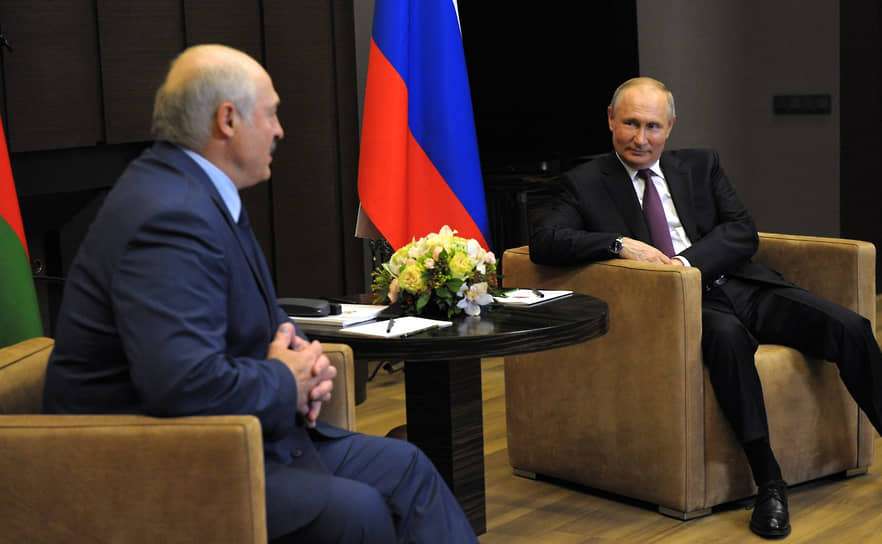 Президент Белоруссии Александр Лукашенко (слева) и президент России Владимир Путин на переговорах в Сочи 28 мая